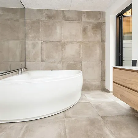 Luxury Lakeside Retreat - By Traum *