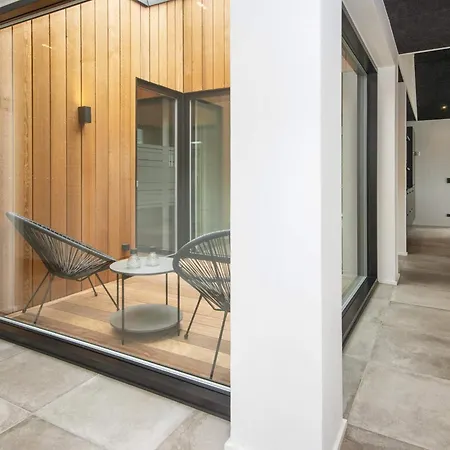 بيت للعطل Luxury Lakeside Retreat - By Traum *