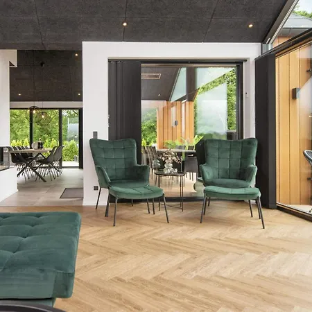 Luxury Lakeside Retreat - By Traum بيت للعطل