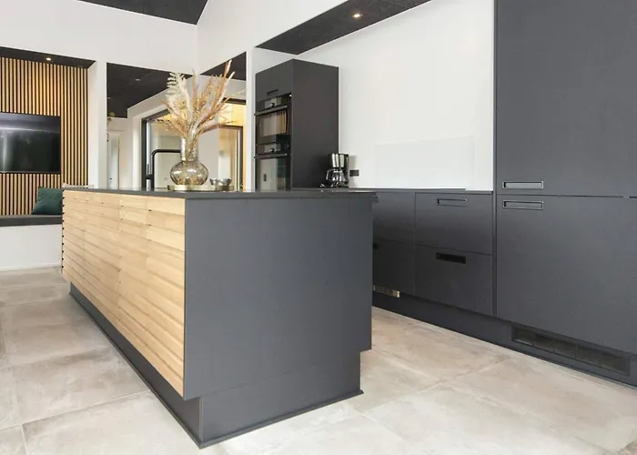 Luxury Lakeside Retreat - By Traum Ansager