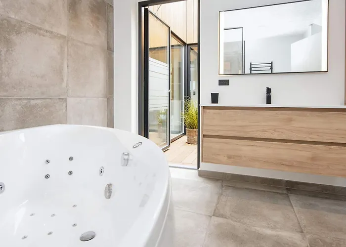 Luxury Lakeside Retreat - By Traum Ansager